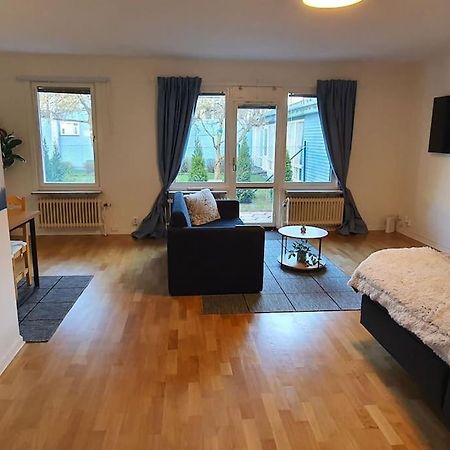 Apartment With Garden Near Metro! Стокгольм Екстер'єр фото
