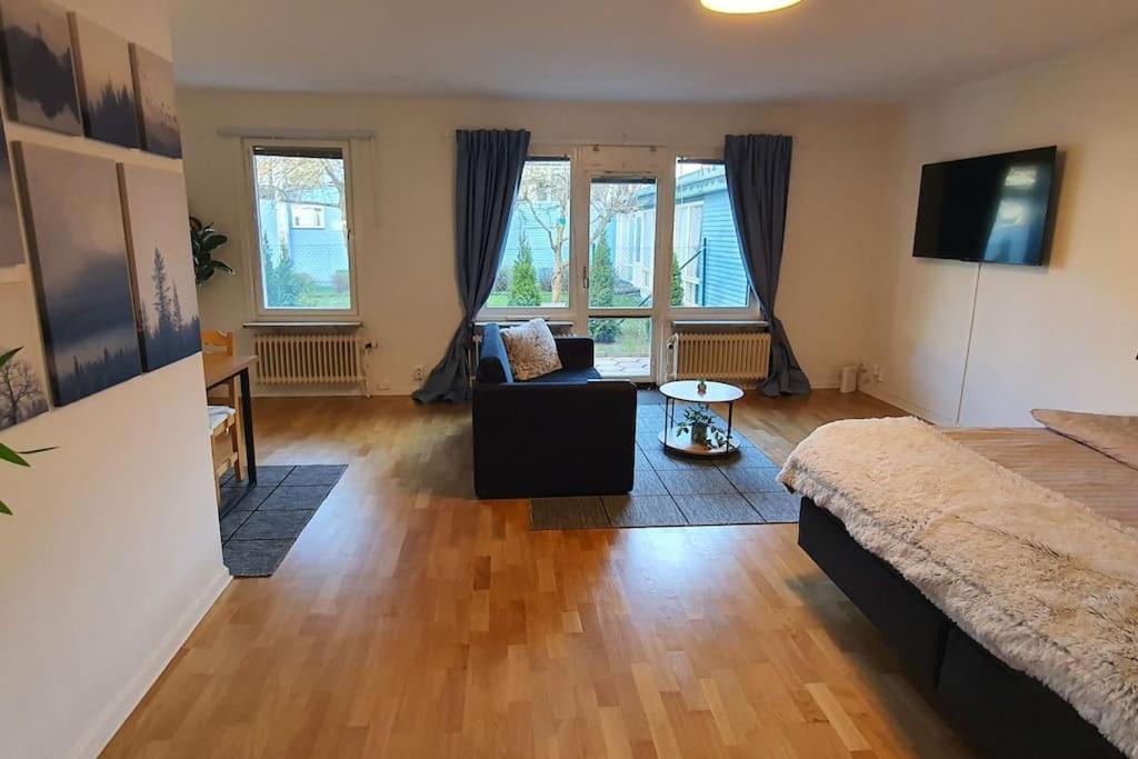 Apartment With Garden Near Metro! Стокгольм Екстер'єр фото