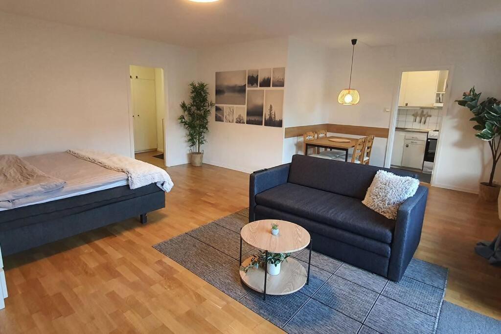 Apartment With Garden Near Metro! Стокгольм Екстер'єр фото